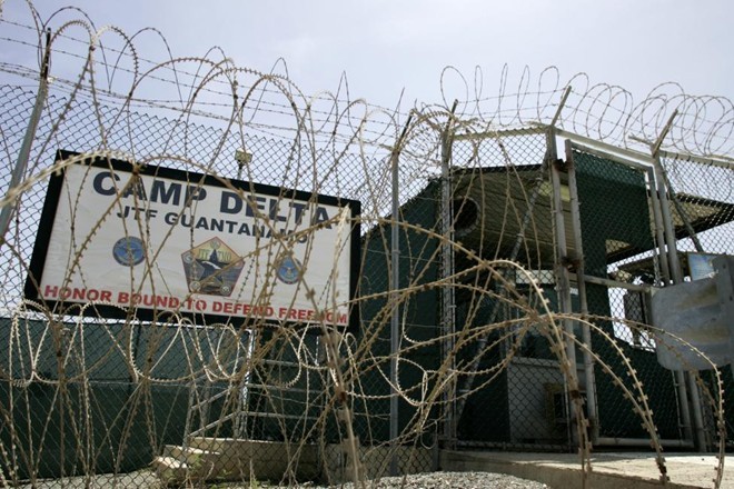 Cổng vào Trại Delta ở nhà tù Vịnh Guantanamo. Majid Khan, một phạm nhân ở nhà tù, tố cáo những điều tra viên của Cơ quan Tình báo Trung ương Mỹ (CIA) sử dụng hàng loạt hình thức tra tấn tàn bạo hơn cả báo cáo của Thượng viện Mỹ năm 2014, Reuters đưa tin ngày 3/6.